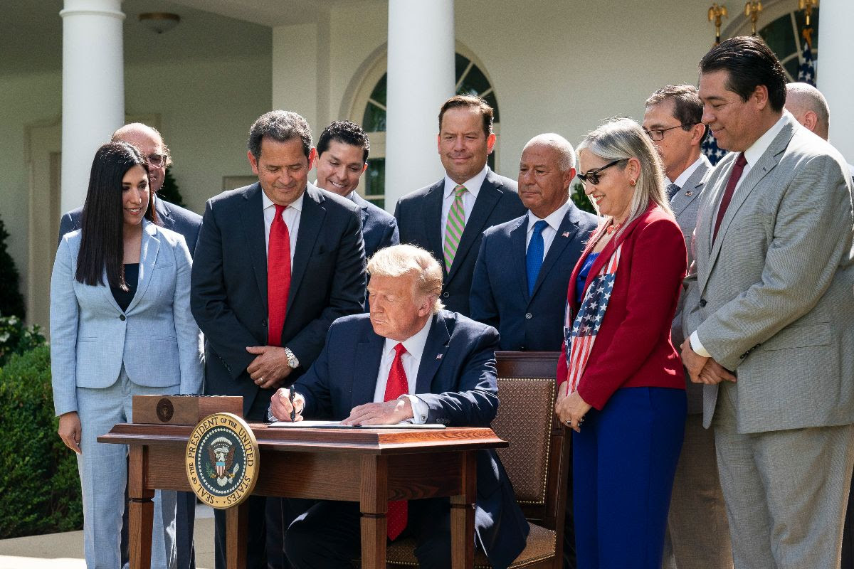 Trump signs executive order Hispanic Prosperity Initiative